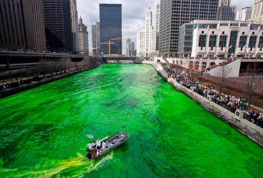 Il Chicago River il giorno di St. Patrick si tinge di verde