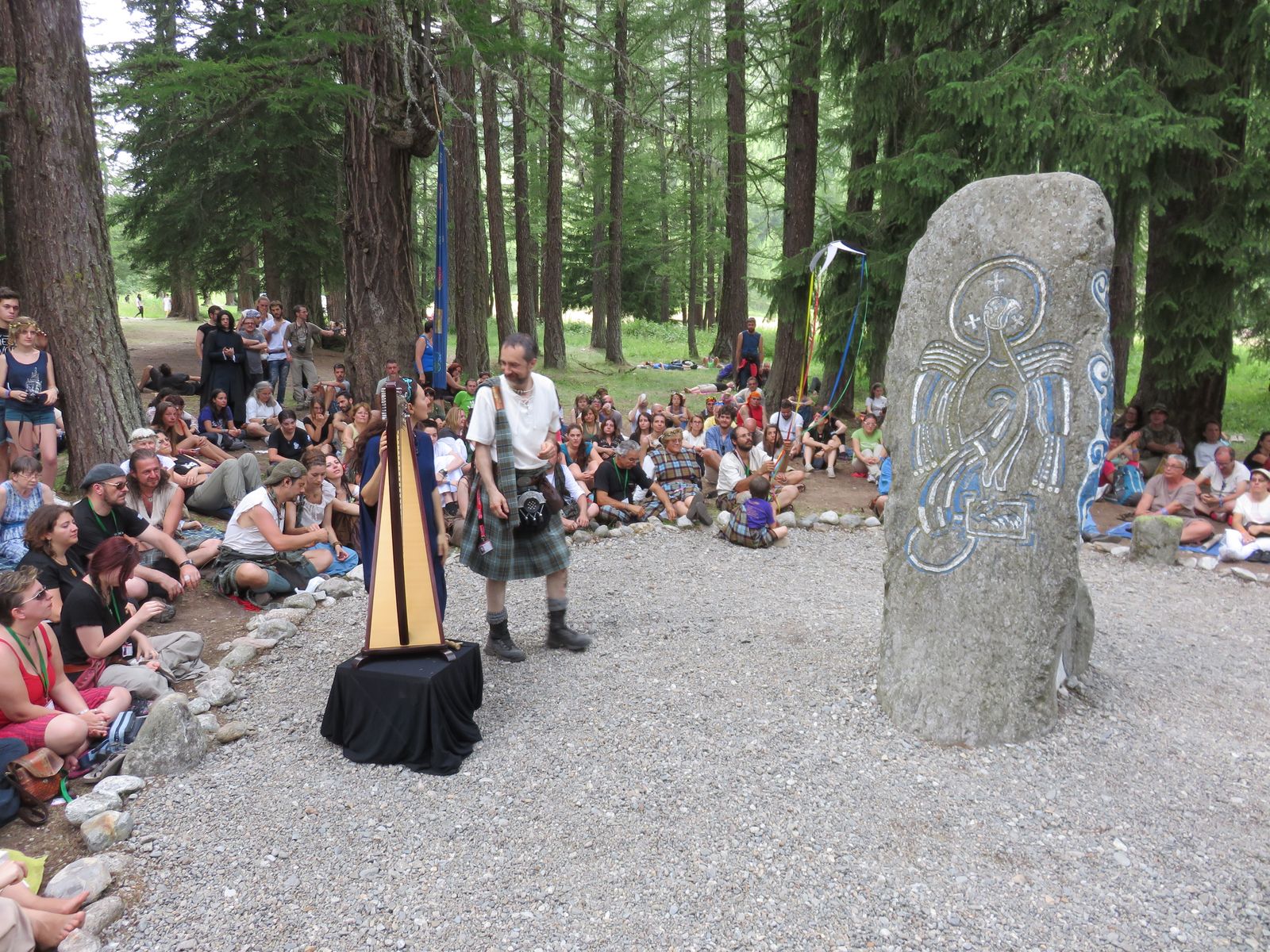 Katia Zunino e Riccardo Taraglio al menhir di Celtica 2015