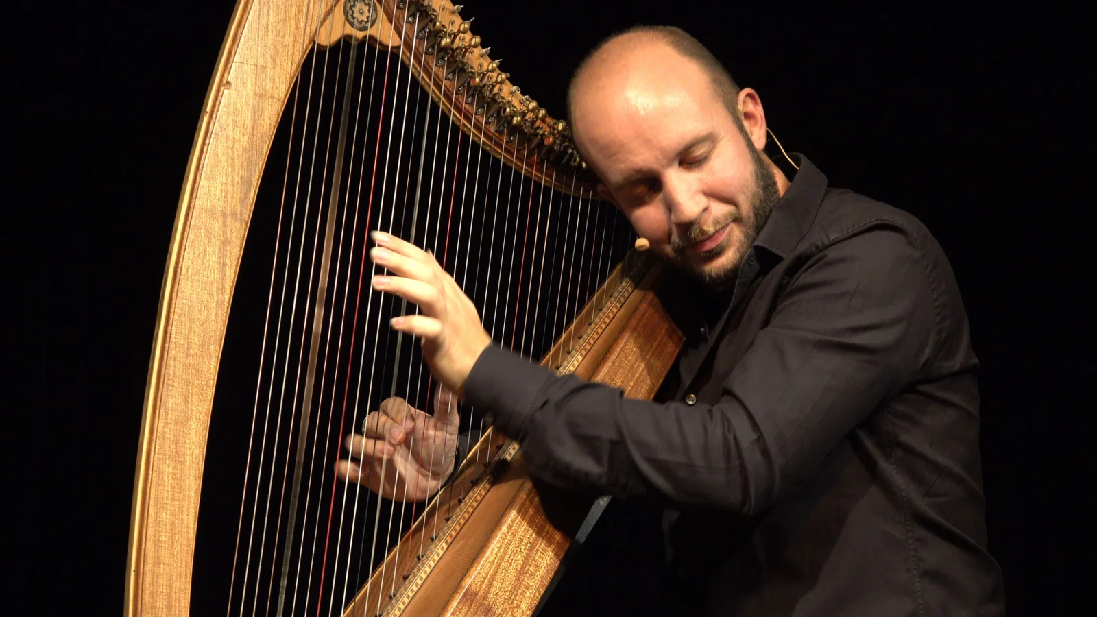 Adriano Sangineto: arpa celtica, composizione e ricerca sonora