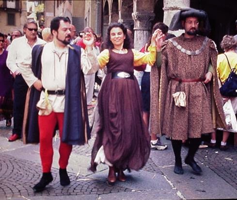 figura 3 - danza quattrocentesca con due cavalieri ed una dama
