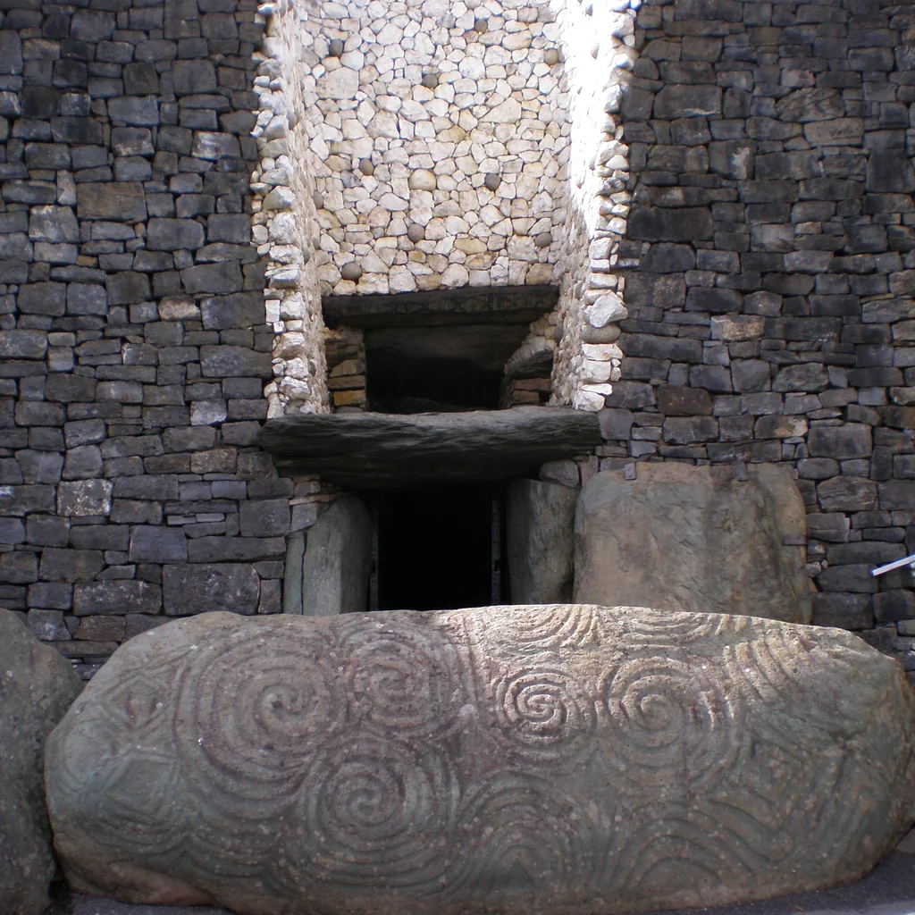 Foto reale della pietra d'ingresso di Newgrange con spirali megalitiche incise